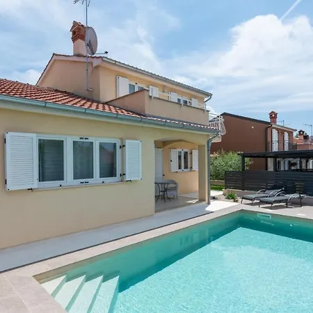 Beautiful Mihatovici With Private Pool Villa